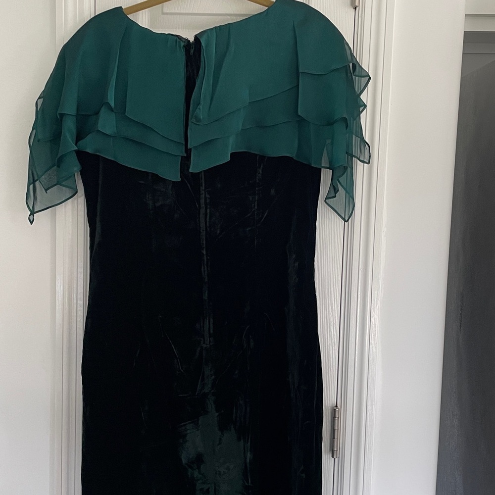 Elegant Vintage emerald  green velvet and chiffon with broch  dress size 15/16 - Picture 6 of 7